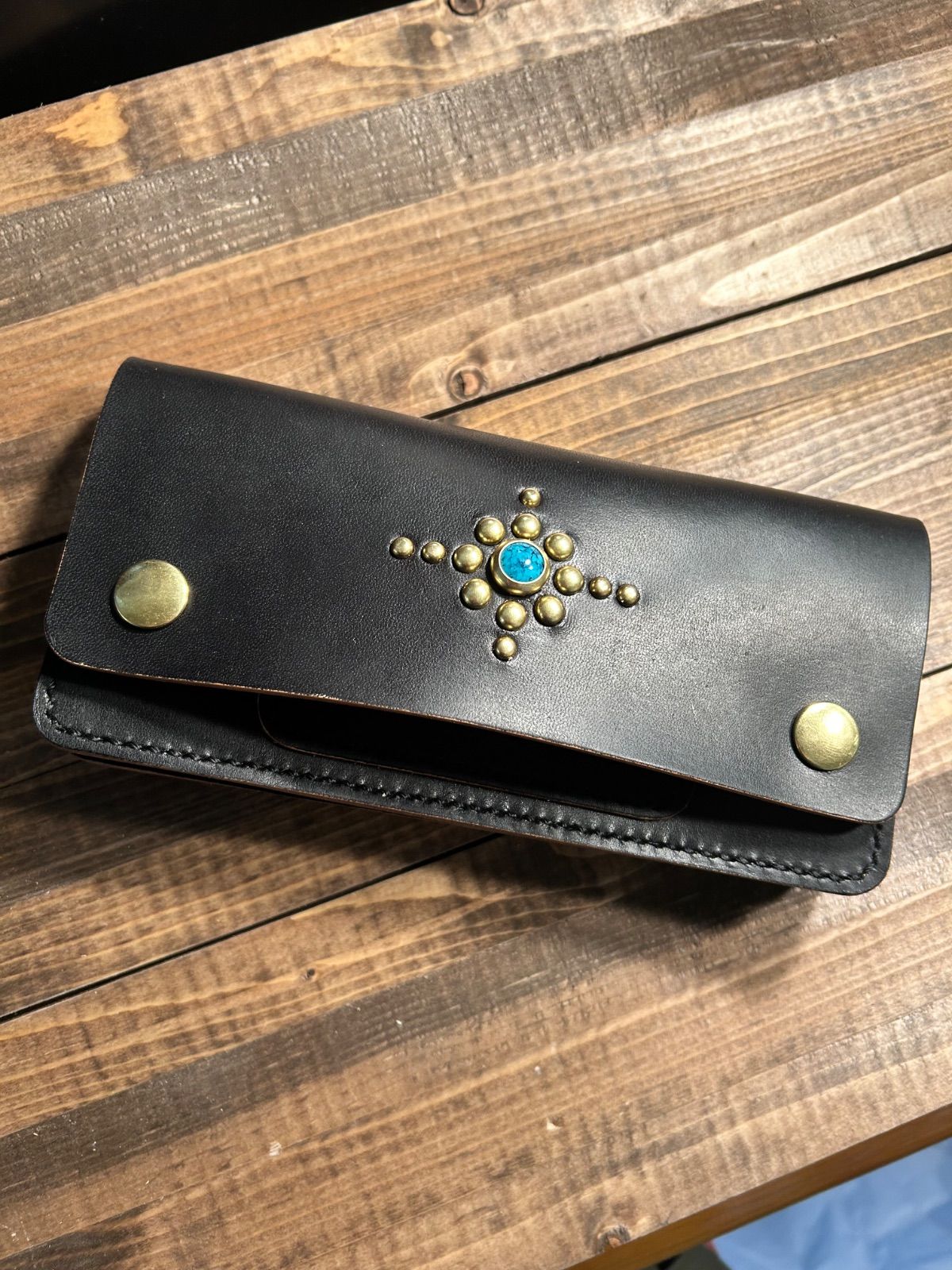 姫路レザー ロングトラッカーウォレット スタッズ 丘染ブラック - メルカリ