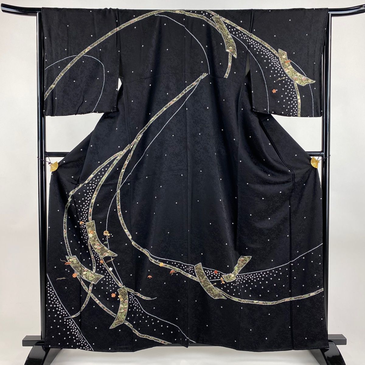 訪問着 身丈161.5cm 裄丈65cm M 袷 短冊 秋草 刺繍 絞り 黒 正絹 秀品