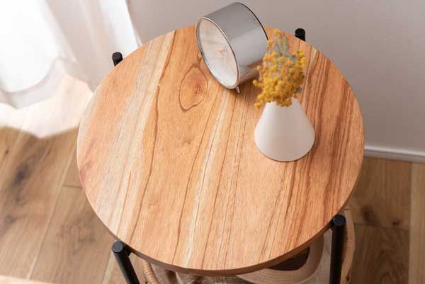 の収納バスケット付きサイドテーブル