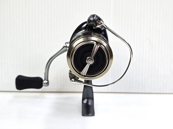 【中古品】 ダイワ Daiwa スピニングリール 23 エアリティ LT2500S-XH 〇YR-17656〇