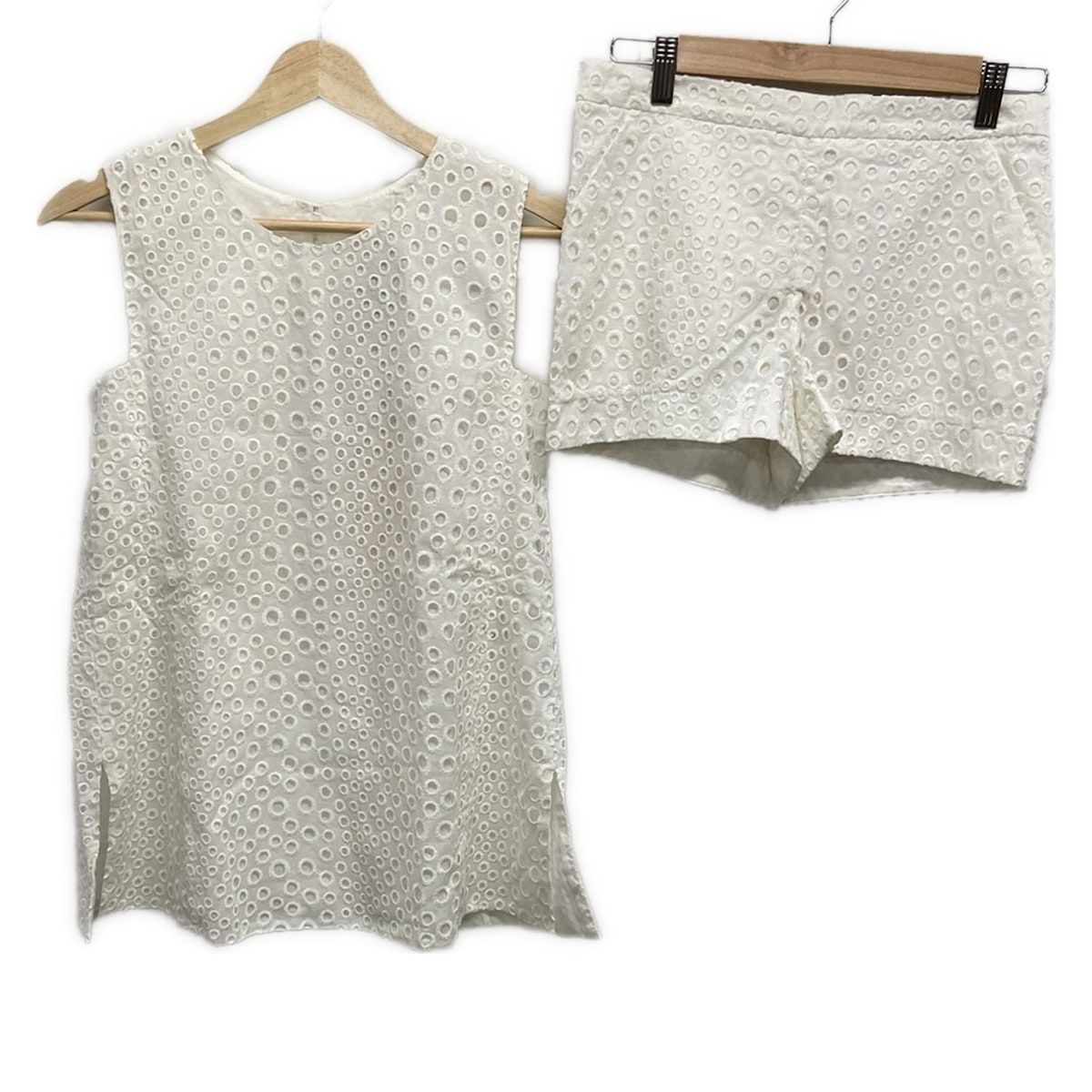 ISSA イッサロンドン レディースパンツセットアップ レディース - 白 パンチング