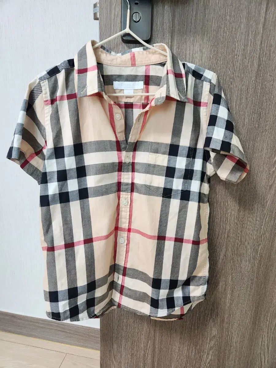 専用　新品　定価半額以下バーバリー キッズ　4Y 110cm 半袖チェックシャツ バーバリー キッズ 半袖 チェックシャツ 専用 新品 定価半額以下