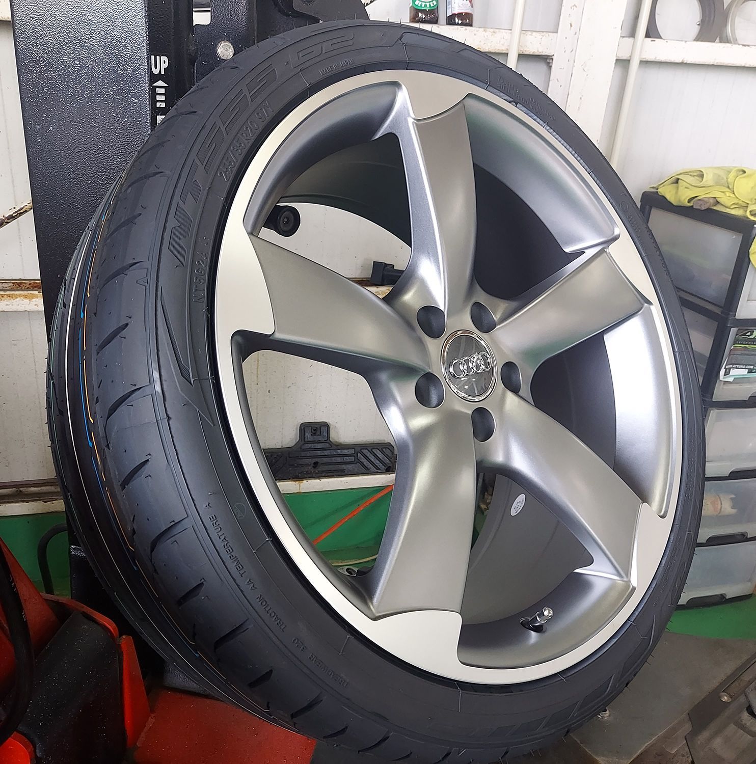 Audi A5(8T/F5) A6(4F/4G) NITTO ニットー NT555G2 255/35R20 タイヤ 