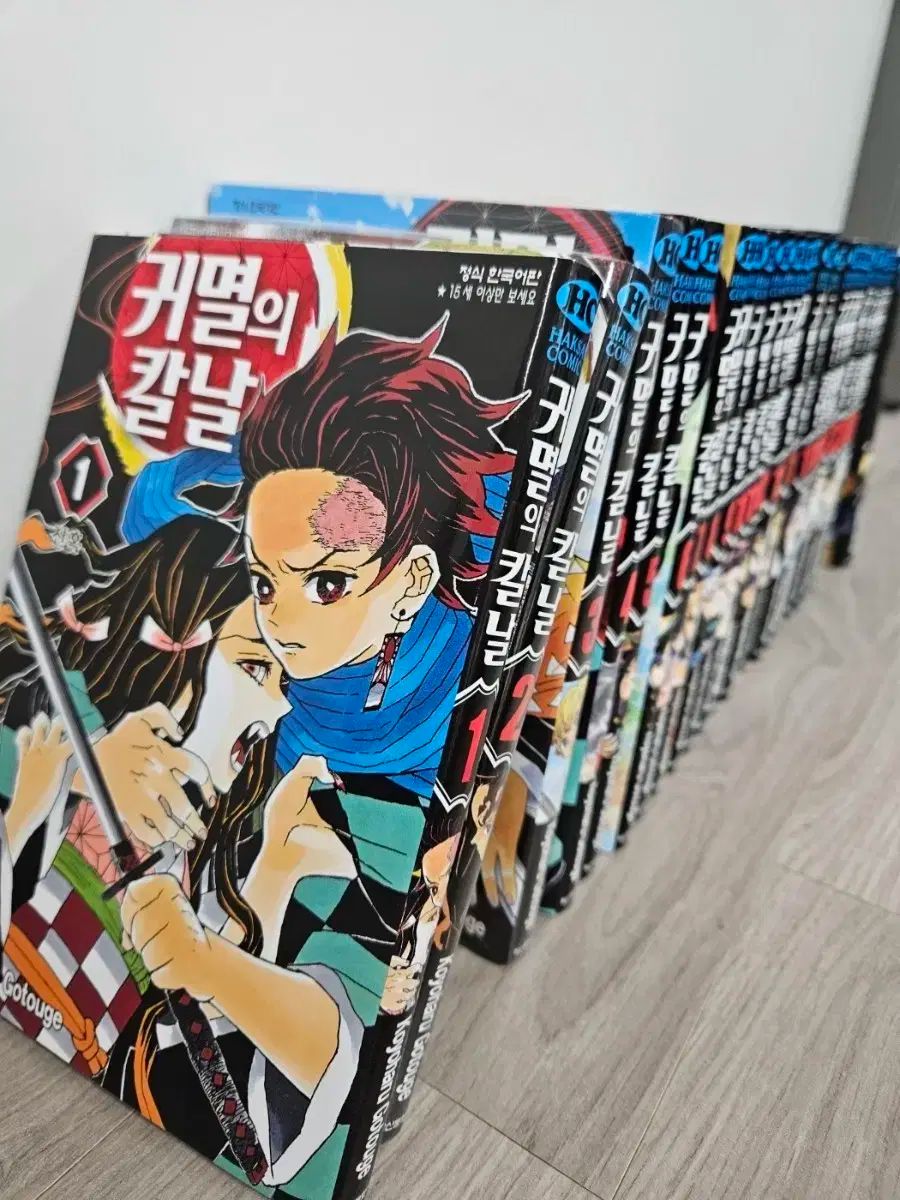 c*n様 漫画　鬼滅の刃　全巻セット　オリジナルケース付　公式ファンブック 鬼滅の刃 1~23巻、公式ファンブック1・2巻、鬼滅の刃外伝 全巻