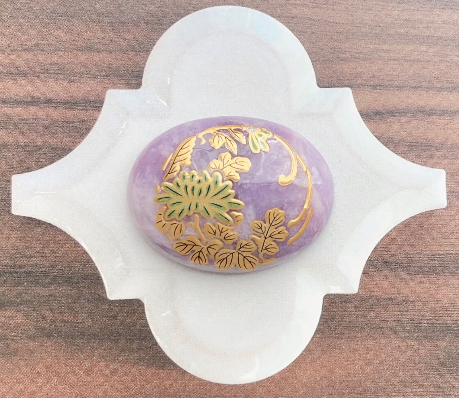 ☆〜天然石 超希少価値 高価ラベンダー翡翠 蒔絵風菊の花 帯留め 40×30 