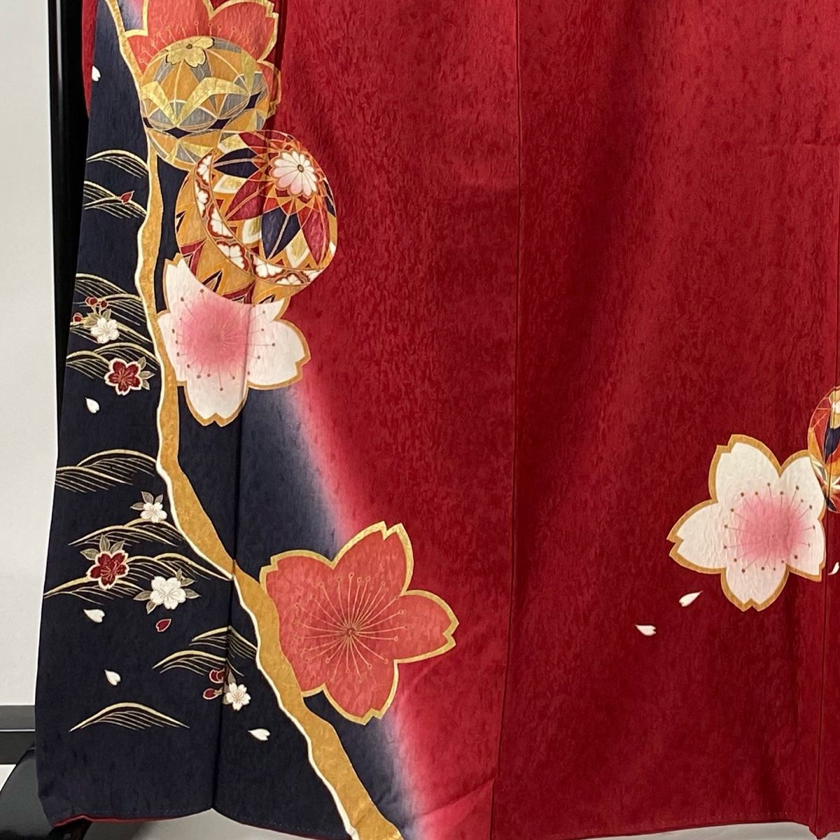 振袖 身丈164.5cm 裄丈67cm M 袷 手鞠 桜 金彩 ぼかし 赤 正絹 名品  