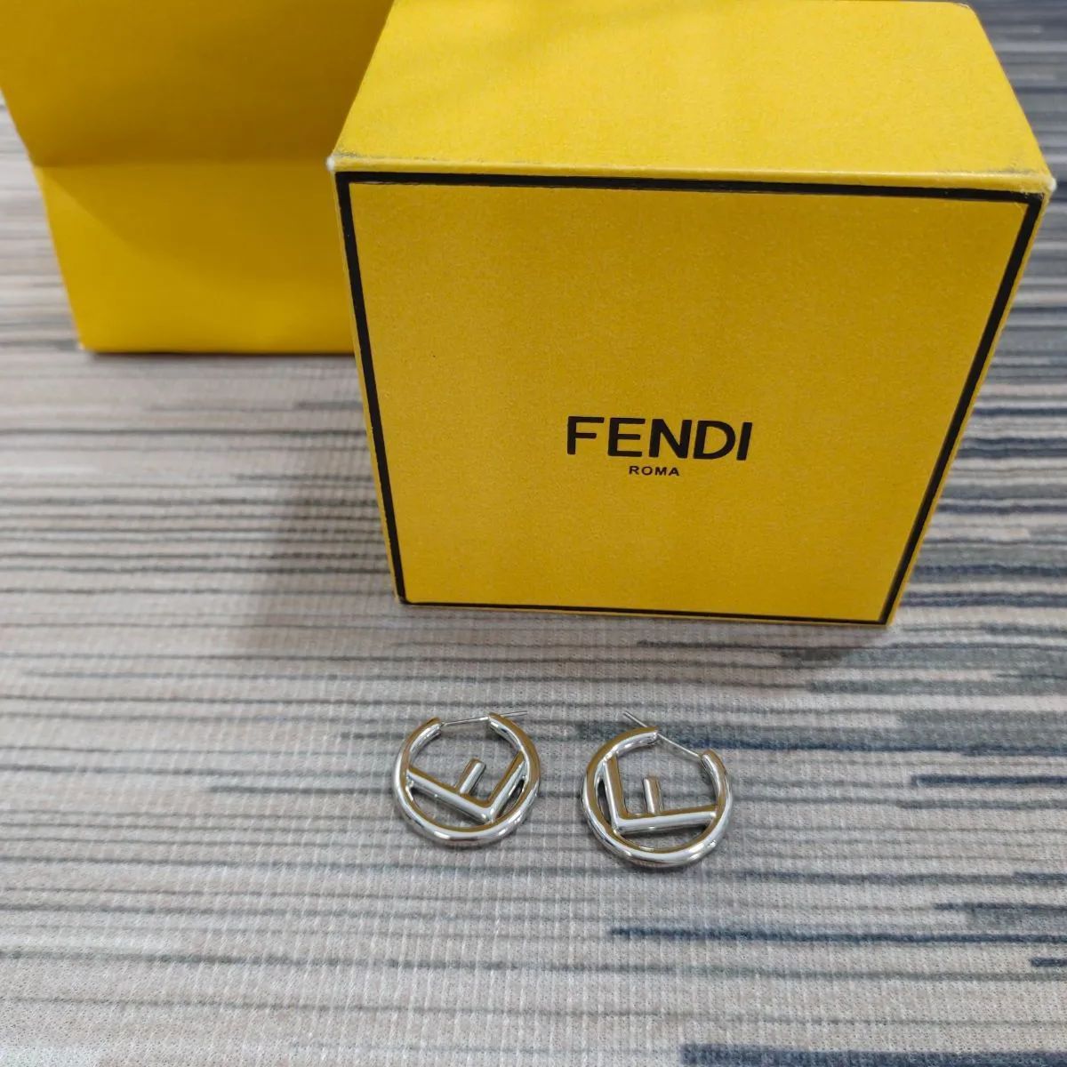 ⭐新品⭐FENDI(フェンディ)ピアス両耳用レディース箱付き超人気即購入OKシルバー可愛いプレゼント