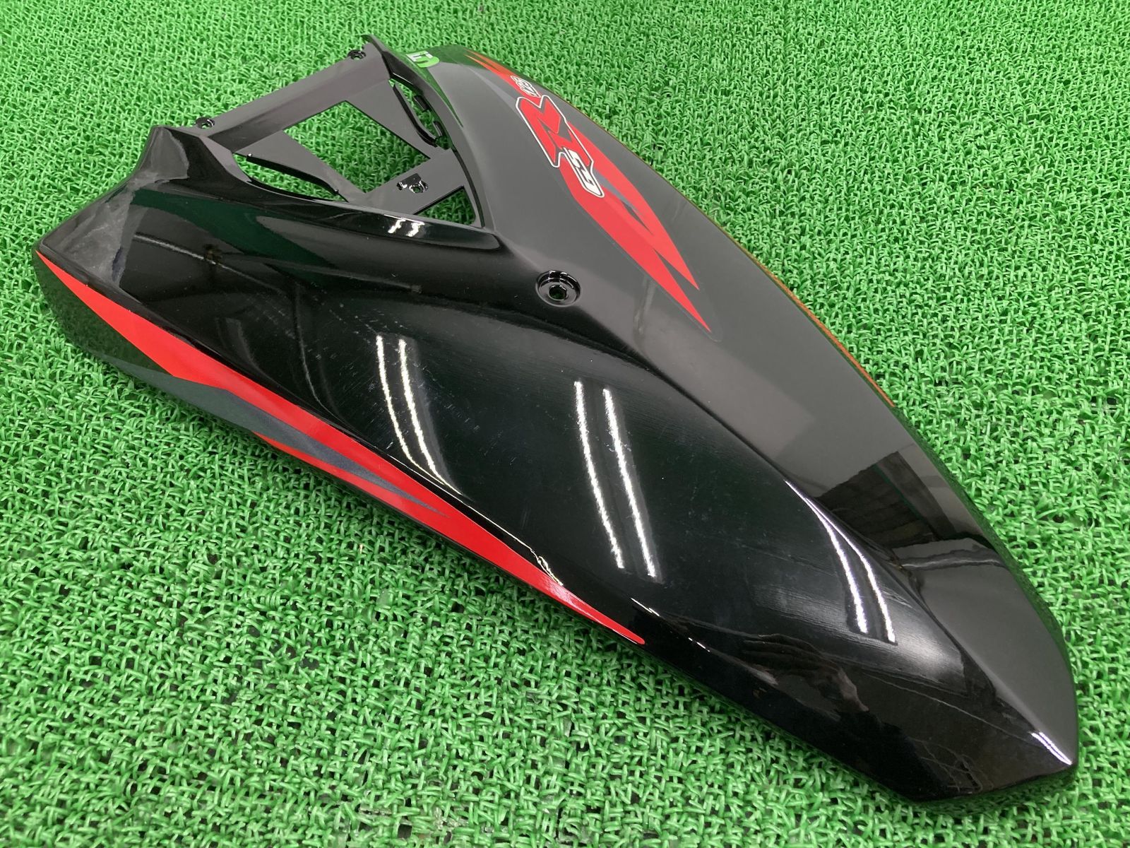 GSR125 フロントカバー 黒/赤 48111-09H00 スズキ 純正 新品 未使用