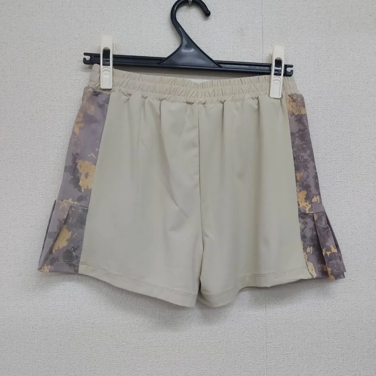 サイドヘムプリーツグラフィックショーツ