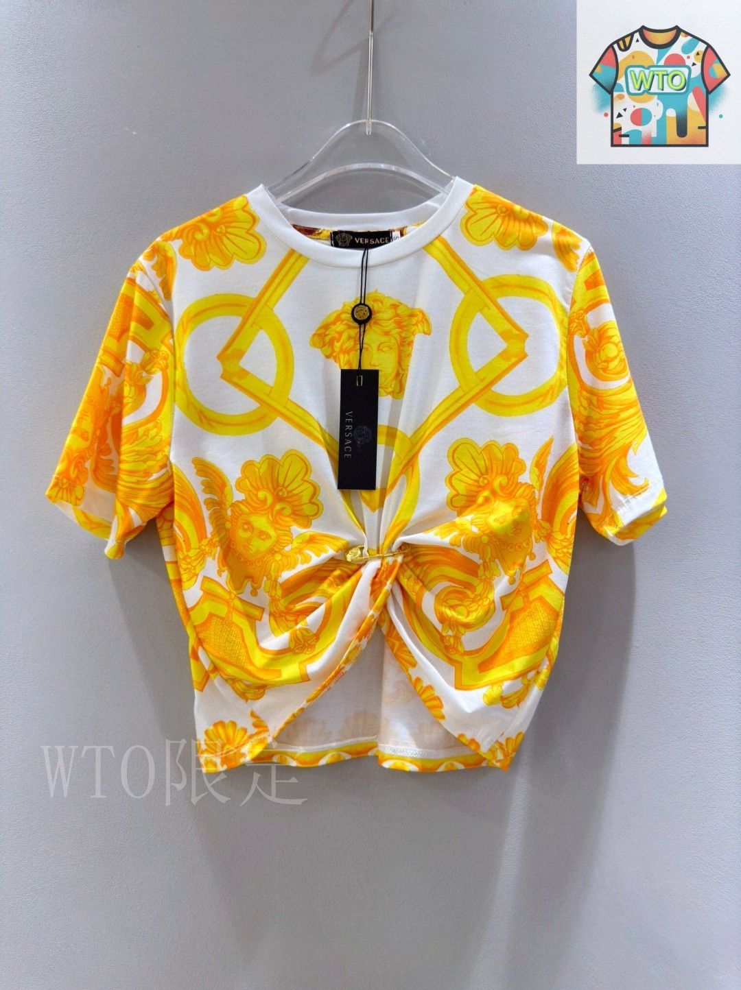 今日特価】VERSACE Baroque Print Pin-Embellished Ruched Crop