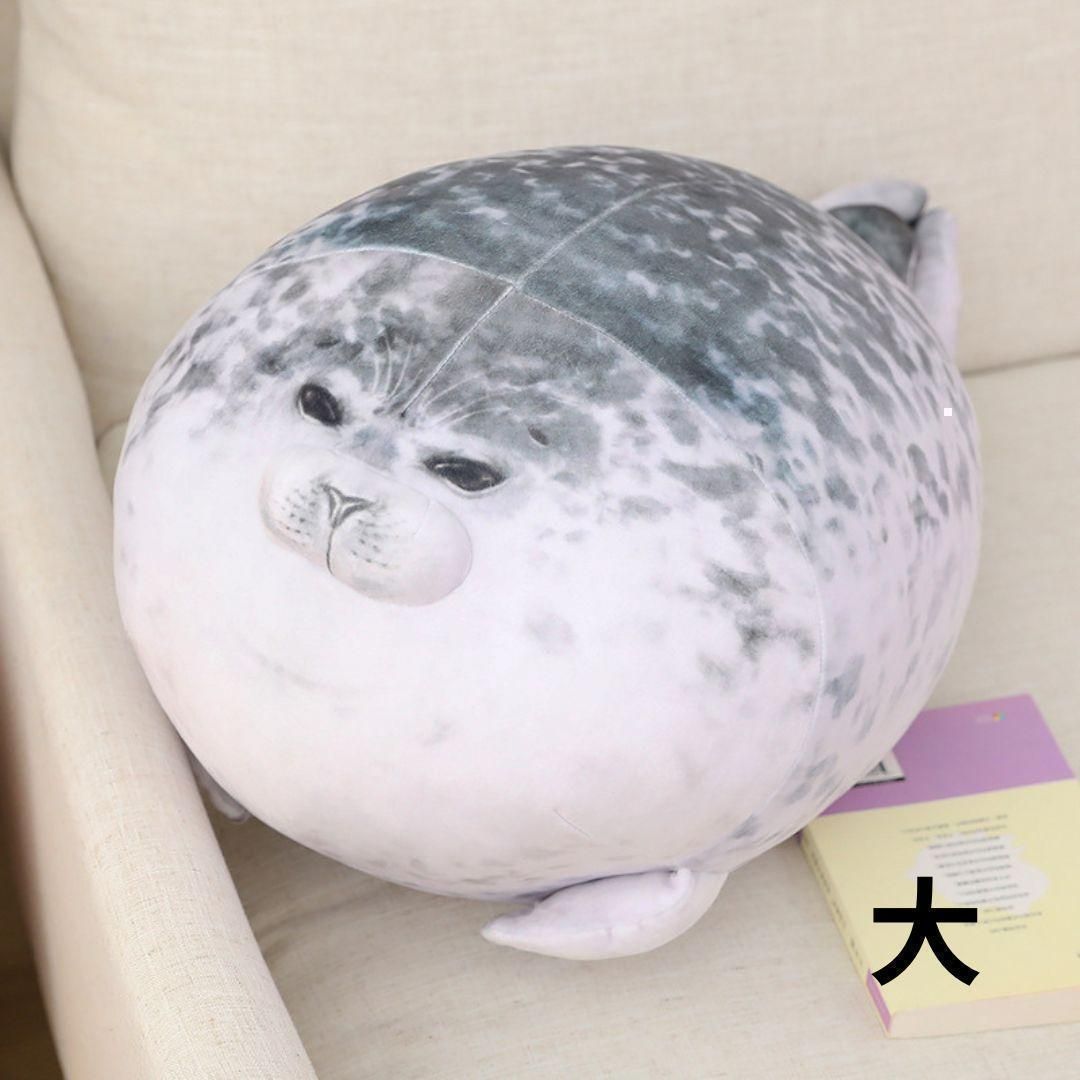 【SHOPS】アザラシ かわいい 抱き枕 大 添い寝 クッション もっちり 睡眠 ぬいぐるみ リアル 大きい 動物 昼寝枕 添い寝枕 ふわふわ もちもち 女の子 彼女 子供 誕生日 プレゼント お祝い 飾り 多機能 椅子 ソファー 背当て オフィス 60cm