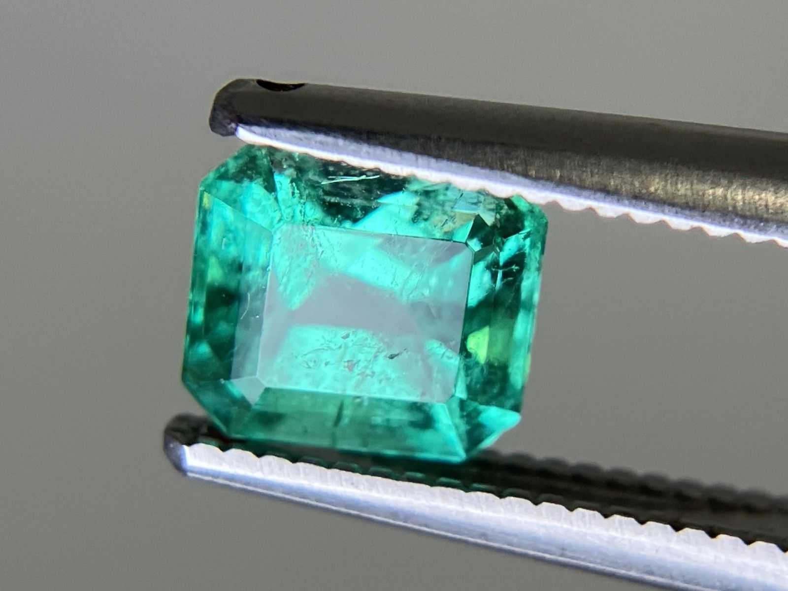 エメラルド 天然 0.839ct 中央宝石ソーティング付き 5.96㎜×5.47