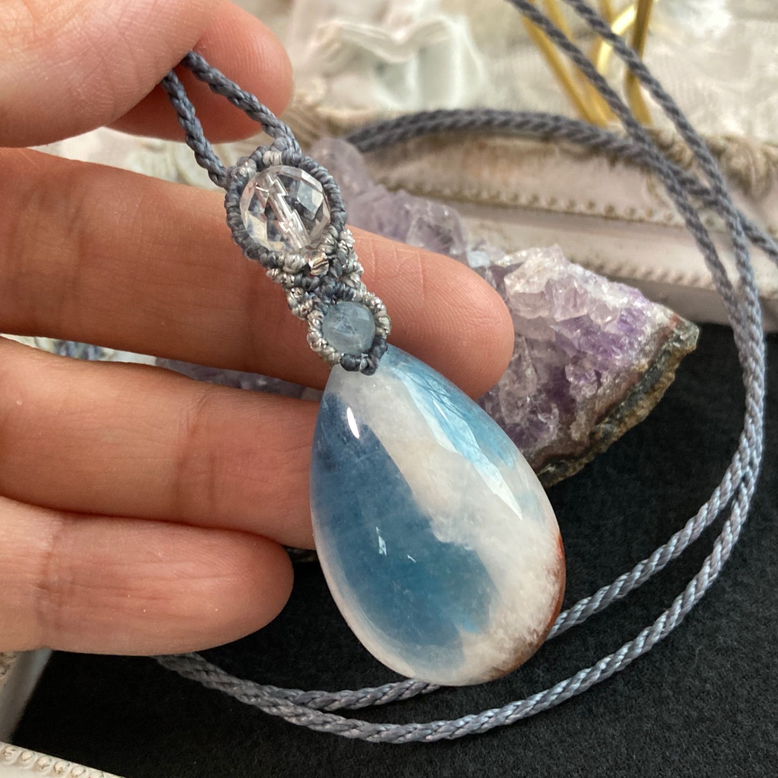 静寂』アイオライトとブラックアクアマリンのマクラメペンダント