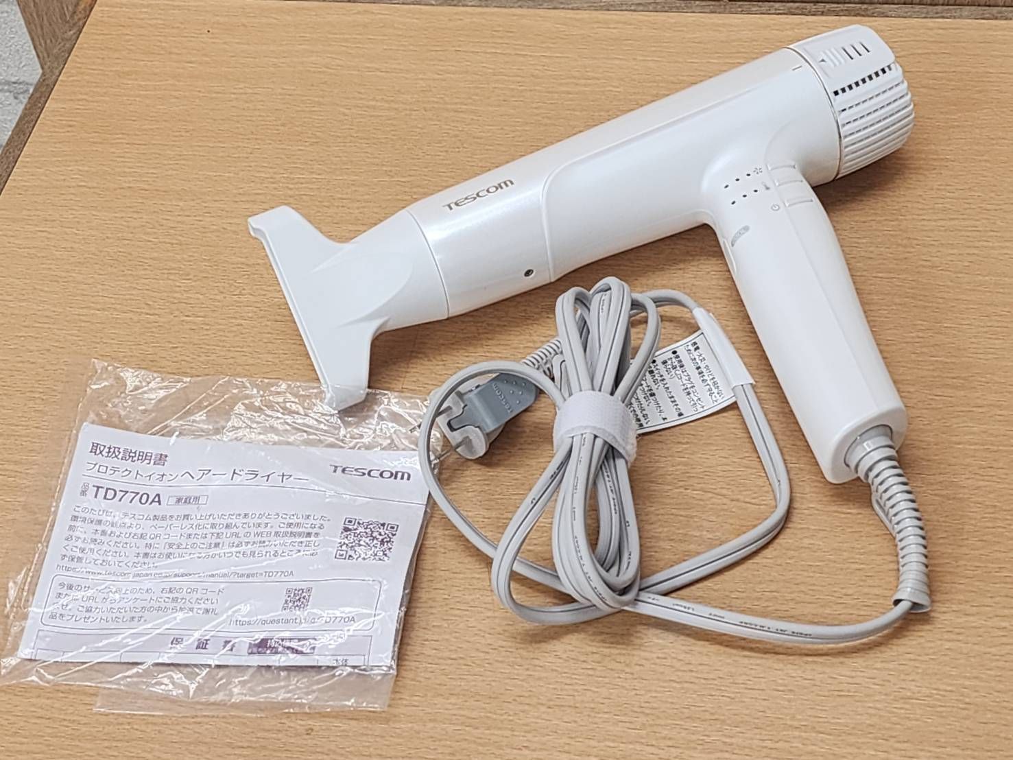 展示品 TESCOM テスコム プロテクトイオン ヘアードライヤー TD770A 軽量380ｇ大風圧 低騒音化 ホワイト 説明書付き