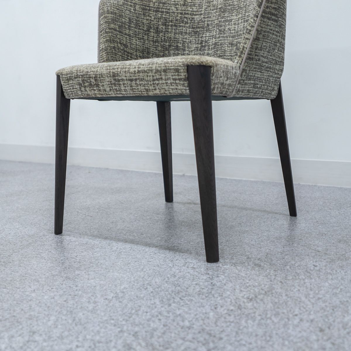 黒いファブリックアームチェア4脚セット ダイニングチェア 回転式 2脚