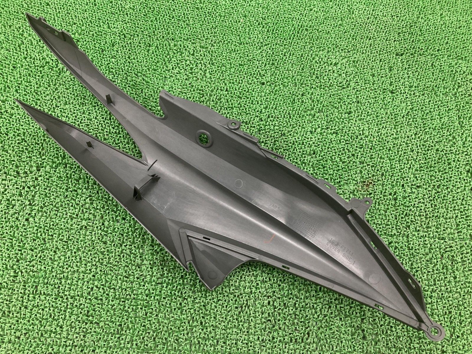 シグナスRAY-Z シートカウル 左 ガンM 1GC ヤマハ 純正 バイク 部品 CYGNUS レイズィー 極上品 ハイクオリティ 【中古】 81 シグナスRAY-Z シートカウル 左 ガンM 1GC ヤマハ 純正 バイク 部品