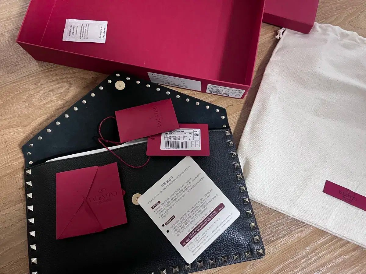 Valentino ヴァレンティノ インベロープ クラッチ