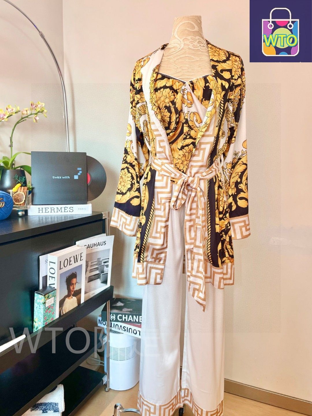 これは Versace ヴェルサーチ の新商品のパジャマです 原単品質で ファッション界を驚かせる で ファッションの先駆けとして存在しています -WTO輸入1