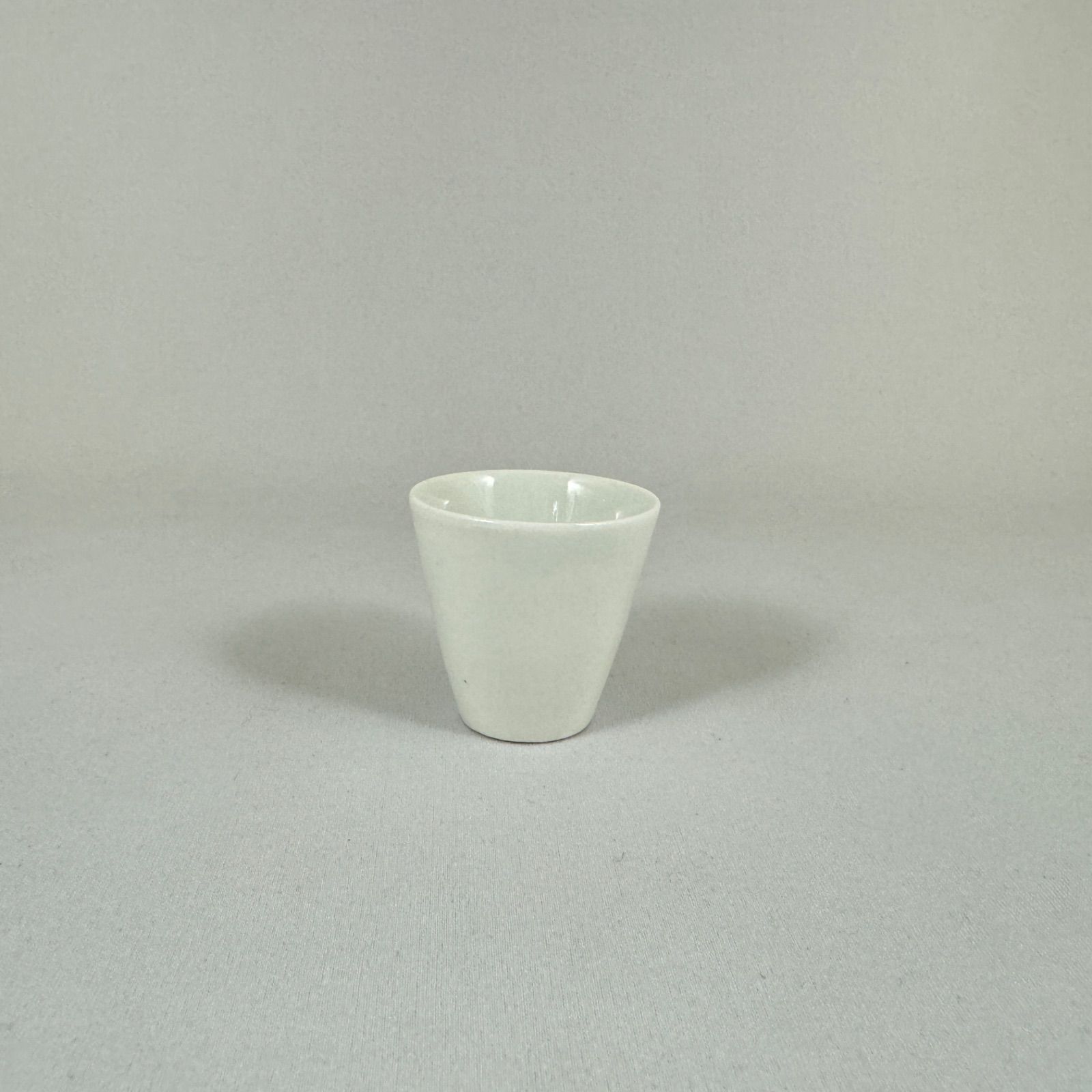 割れ欠けのある古伊万里白磁猪口 d6.4cm Chipped and Minor