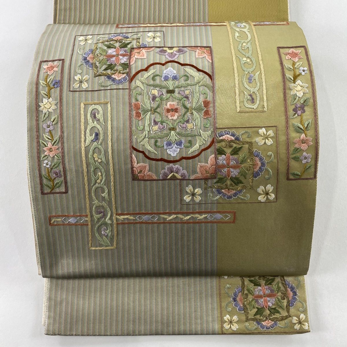 袋帯 刺繍 豪華金彩 素敵なデザイン お太鼓柄 正絹 U-3391 袋帯 秀品 華文 金糸 刺繍 灰緑 お太鼓柄 正絹 【中古】 - メルカリ