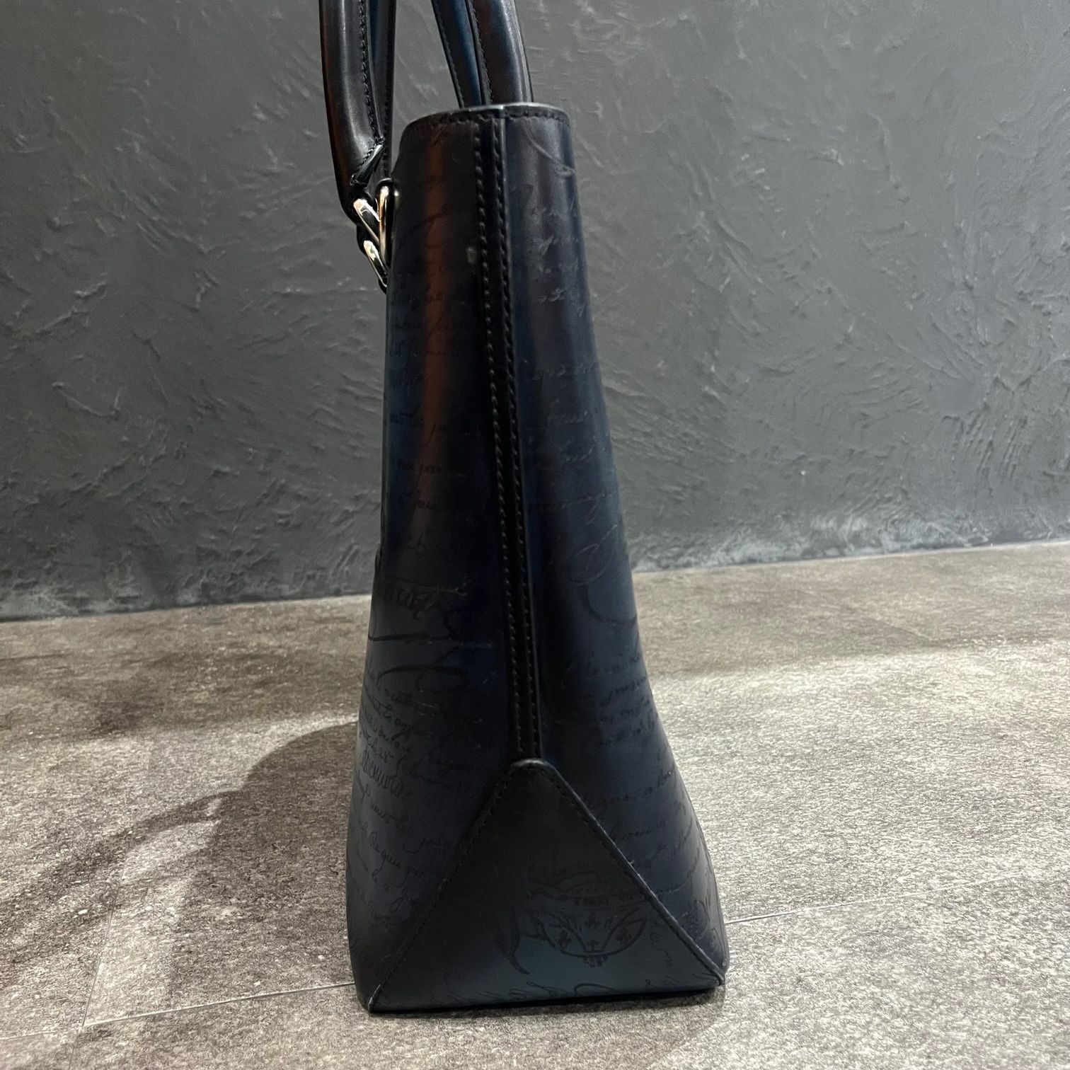 Berluti カリグラフィ トゥジュール スクリットレザー トート Berluti カリグラフィ トゥジュール スクリットレザー トート