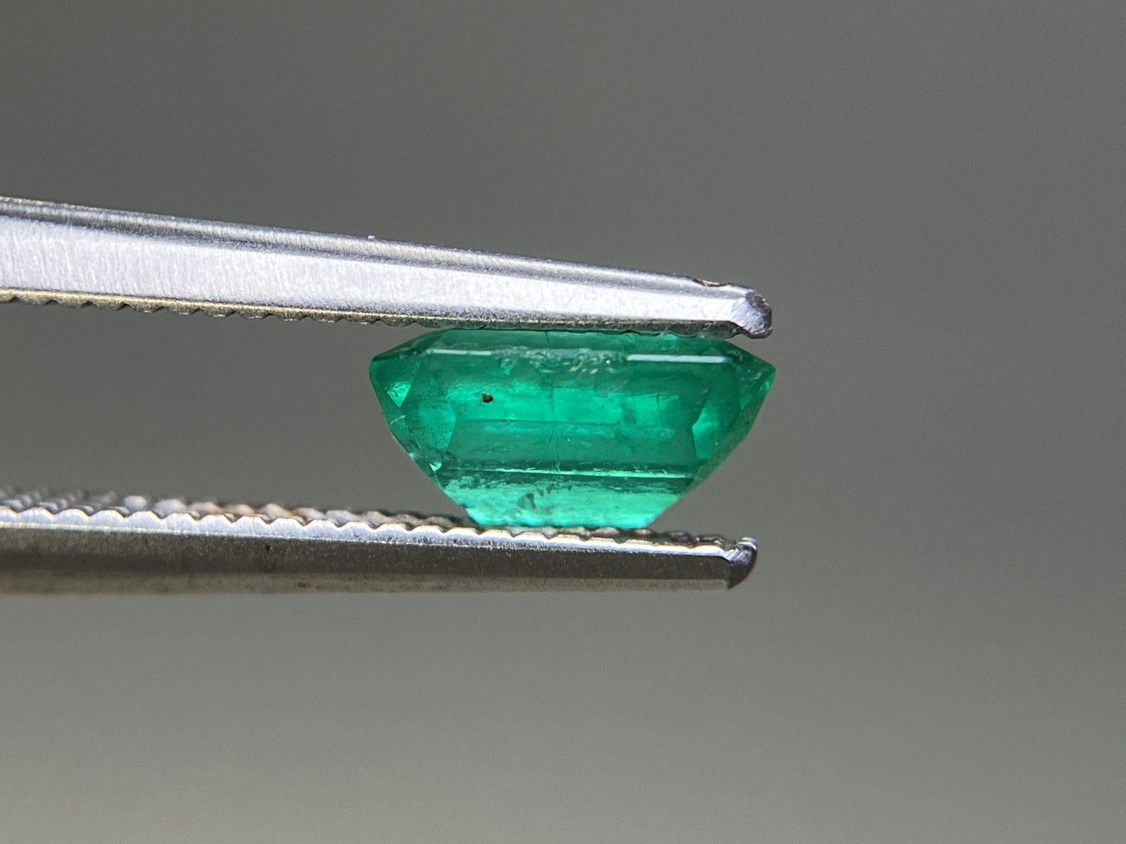 エメラルド 天然 0.852ct 中央宝石ソーティング付き 6.88㎜×5.20  