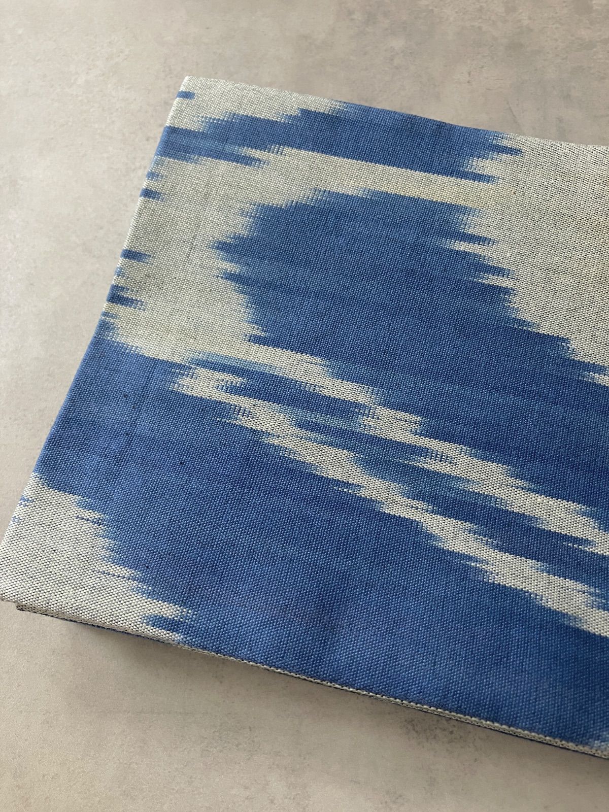 アドラスコットンイカット ブルーグレー×ブラックストライプ