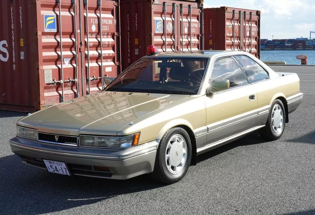 【組立済完成品】1/24 帰ってきた あぶない刑事 港303号 覆面パトカー 青島文化教材社 アオシマ 1/24 あぶない刑事 No.SP 帰ってきた