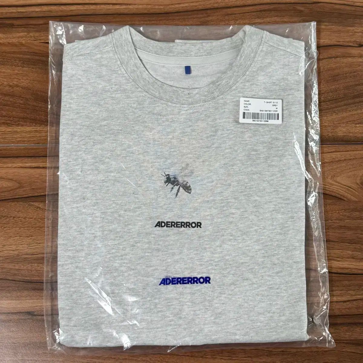 ★韓国の人気★【Ader Error】★Blue bee t-shir.t★Tシャツ★ ☆韓国の人気☆【Ader Error】☆Blue bee t-shir.t☆Tシャツ