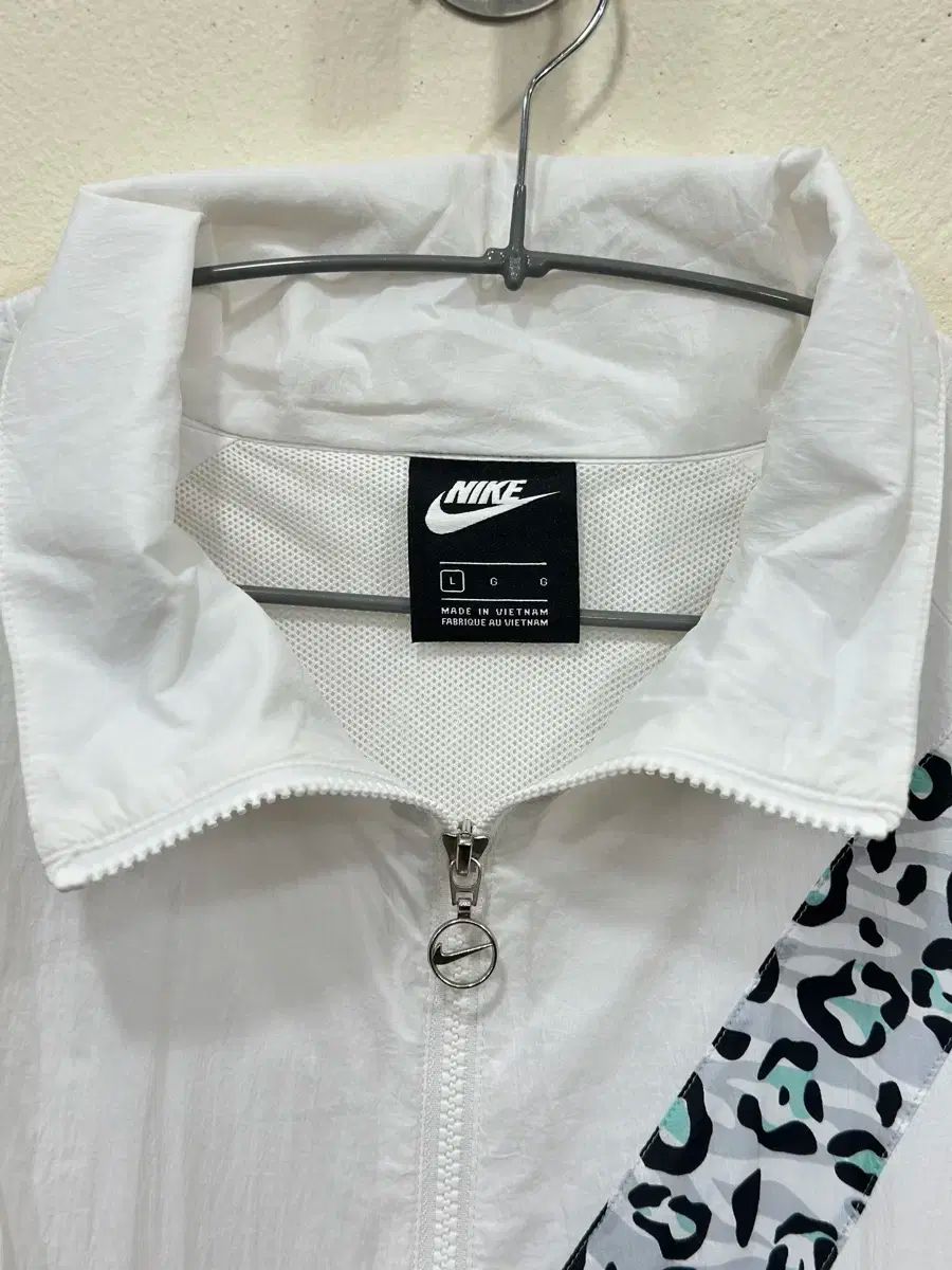 NIKE - NIKE レオパード柄 ウインドブレーカー Nike(ナイキ） レオパード ウインドブレーカー L - メルカリ