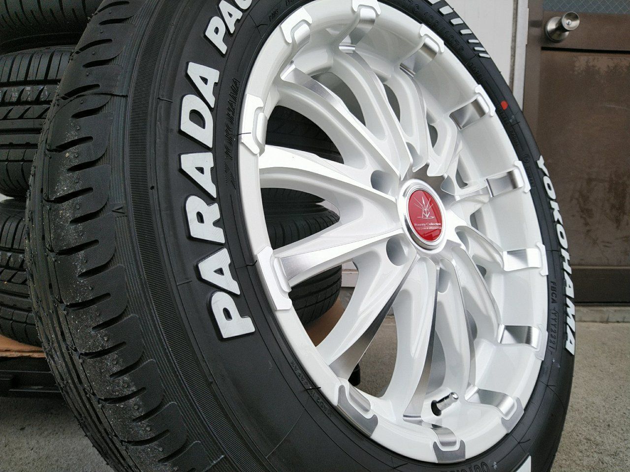 ヨコハマ パラダ ホワイトレター 215/60R17 ハイエース200系 HIACE タイヤホイール 車検対応 バン規格適合 17インチ BD12 -  メルカリ