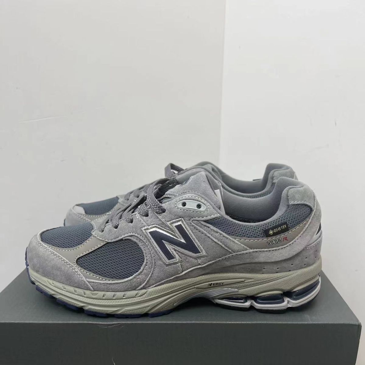 新品未使用ニューバランス New Balance NB 2002R スニーカー