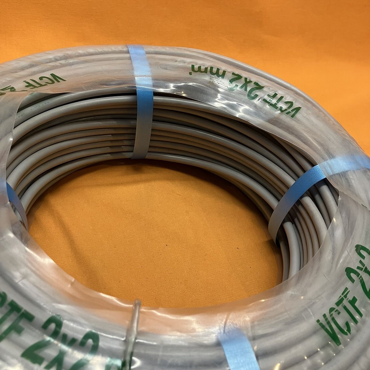 ビニルキャブタイヤ丸形コード 100m 住電日立ケーブル VCTF 2 × 2sq 黒白 17年製