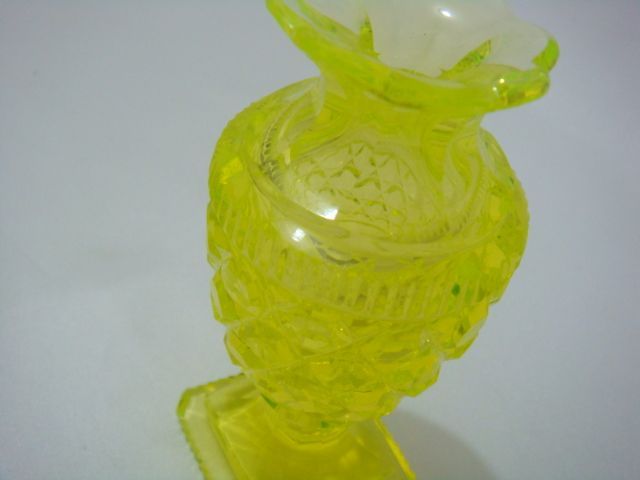 ウランガラスの一輪挿し by チェコ Pesnicak - メルカリ