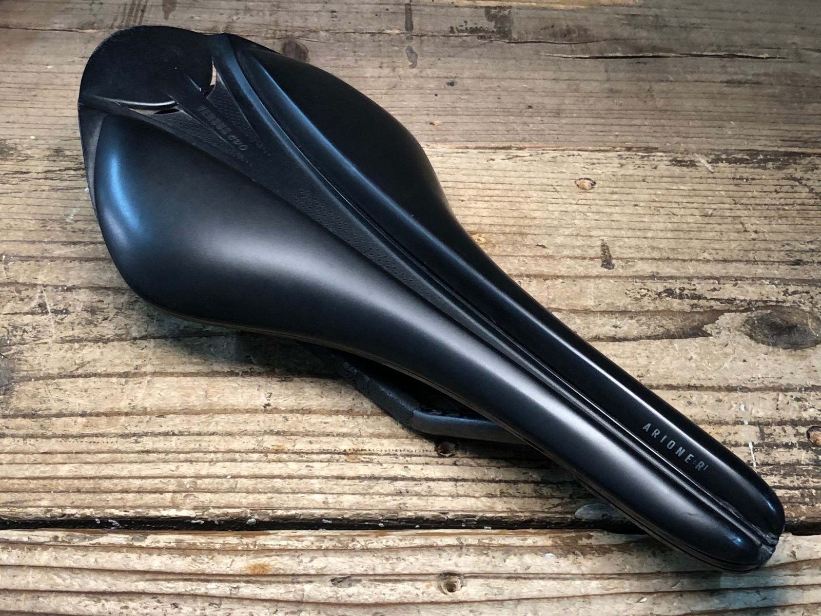 JN282 フィジーク fizik アリオネ ARIONE R1 VERSUS EVO CARBON サドル カーボンレール 130mm 先端部剥がれのためジャンク