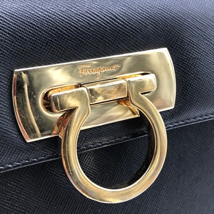 美品 Ferragamo フェラガモ ガンチーニ レザー 2WAY 斜め掛け ハンド ショルダー バッグ ブラック k3616 美品 Ferragamo フェラガモ ガンチーニ レザー 2WAY 斜め掛け ハンド