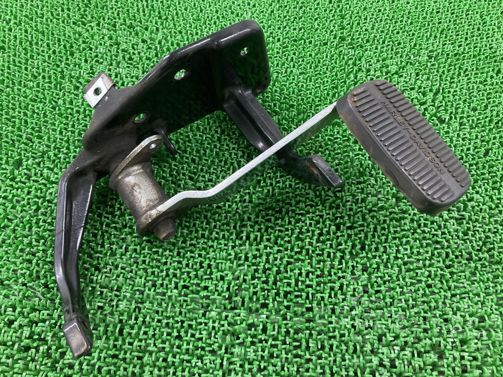 FLSTC ステップ 右 ハーレー 純正 中古 バイク 部品 ソフテイル 87-99年 ブレーキペダル ホルダー ブラケット 車検 Genuine