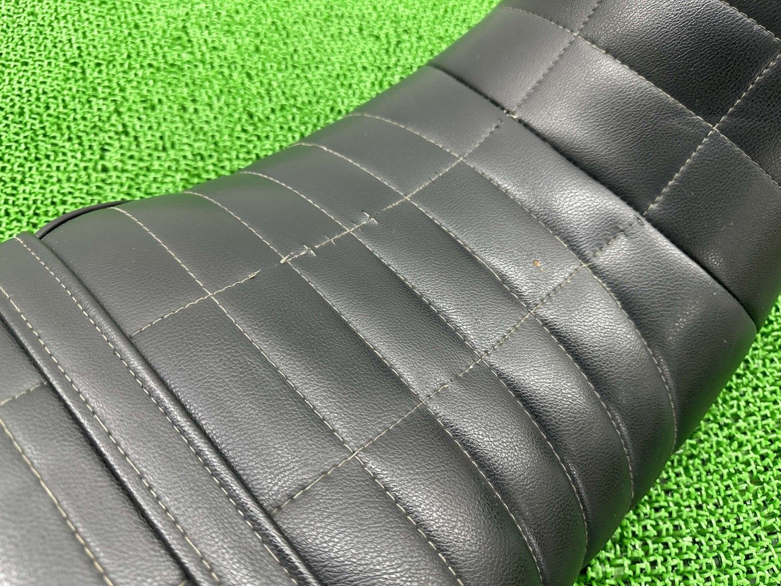 GPZ900R シート 53001-1370 カワサキ 純正 中古 バイク 部品 ZX900A ワンオフカスタムシート シートバンド ノーマルベース Kt GPZ900R シート 53001-1370 カワサキ 純正 中古 バイク 部品 ZX900A