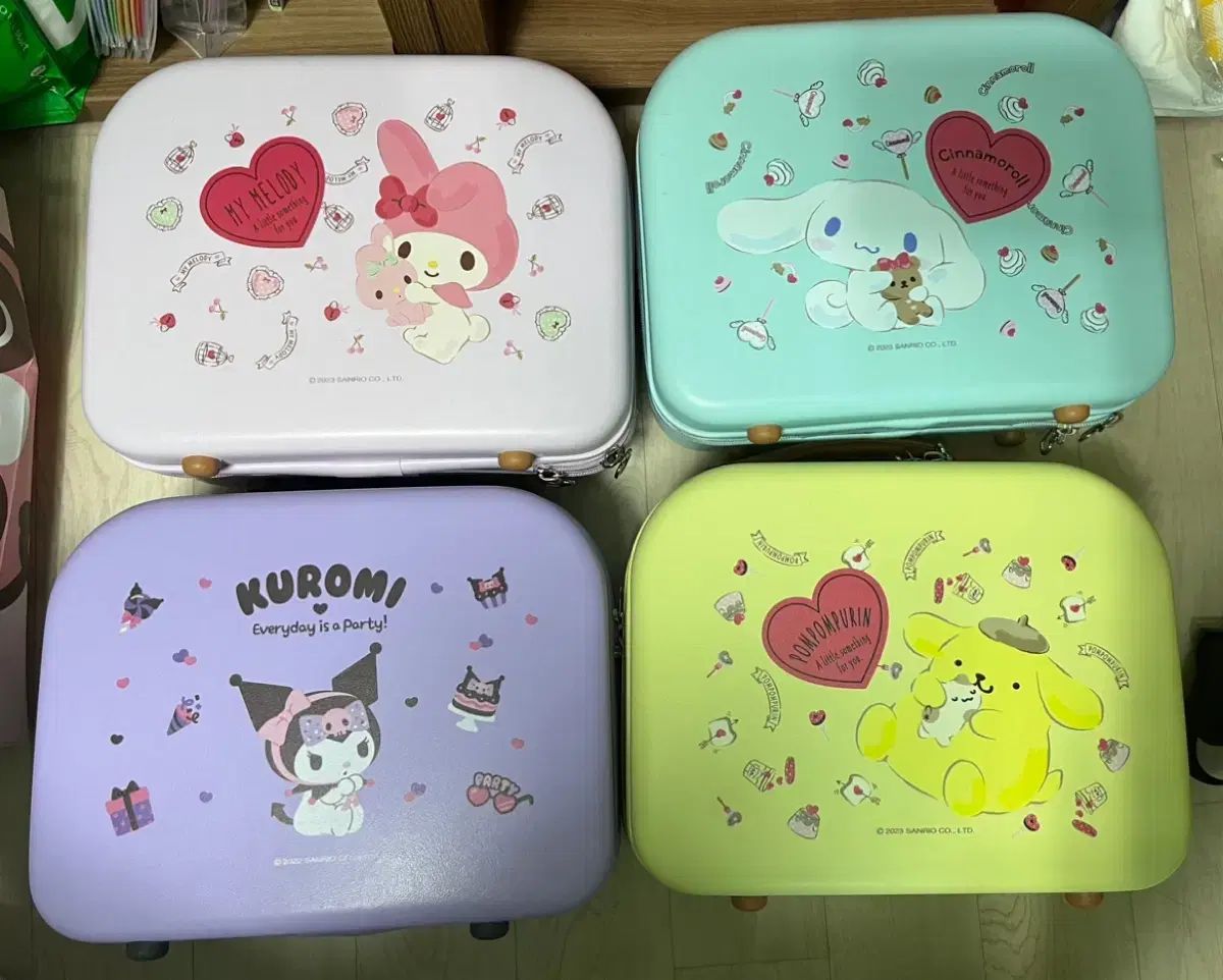 キティちゃんのバッグ色違いセット　少し汚れあり　1つ未開封 キティちゃんのバッグ色違いセット 少し汚れあり 1つ未開封 サンリオ