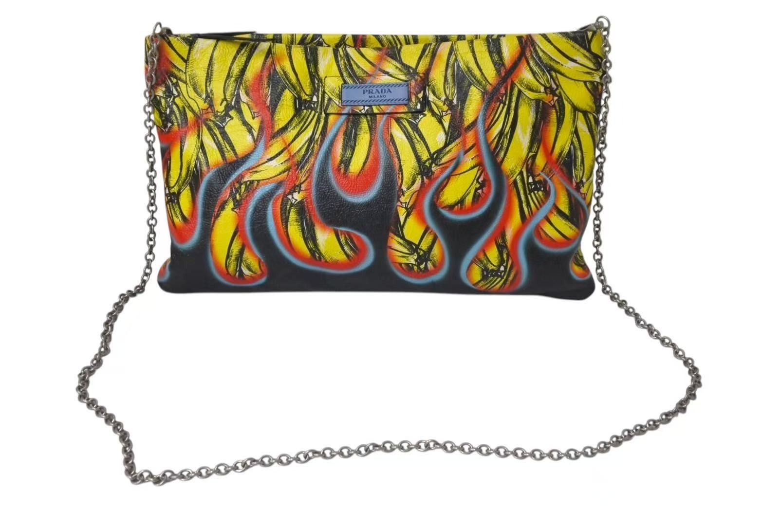 PRADA プラダ クラッチバッグ ファイヤーパターン バナナ 1BF060 レザー イエロー レッド ブラック シルバー金具 4b001224
