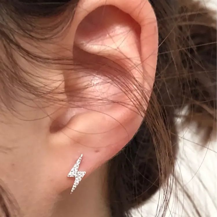 CZダイヤSV25 18金 稲妻ミニピアス - メルカリ 