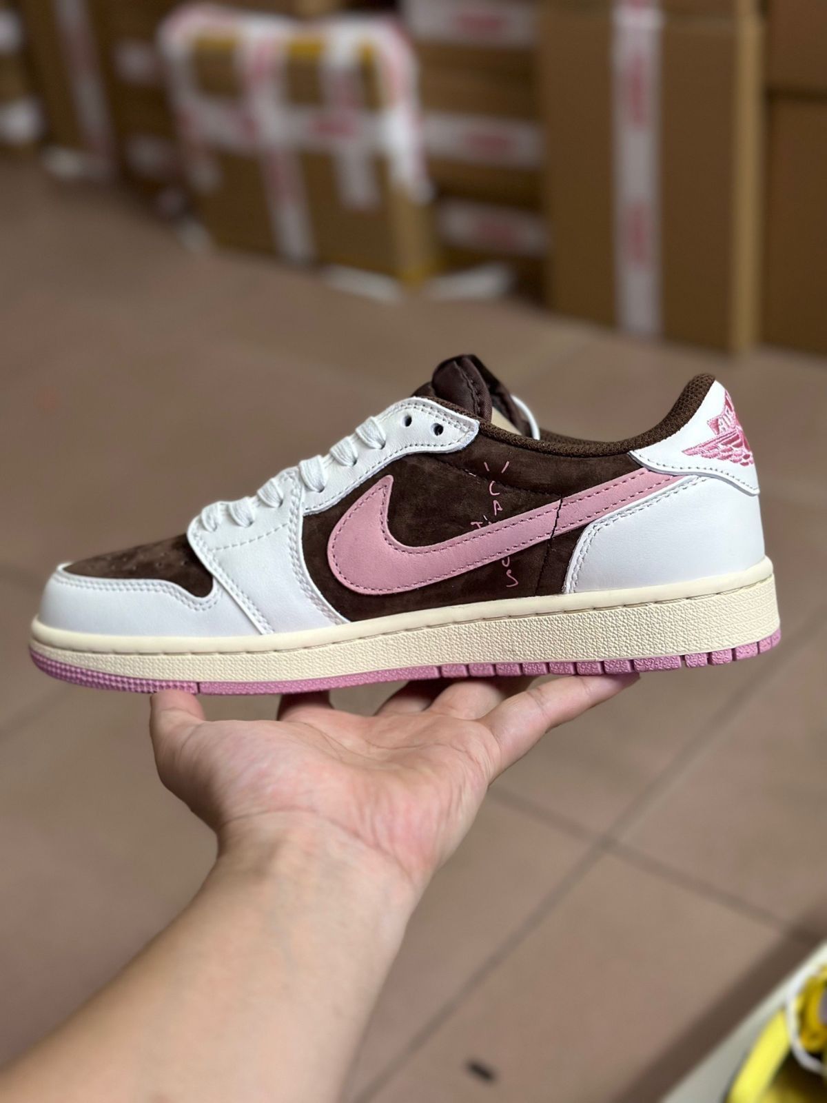 新品未使用 Nike ナイキ 男女兼用??箱付??新品?Nike ナイキ Air Jordan Travis Scott x Air Jordan 1 Low OG “Dark Pony” DZ4137-206