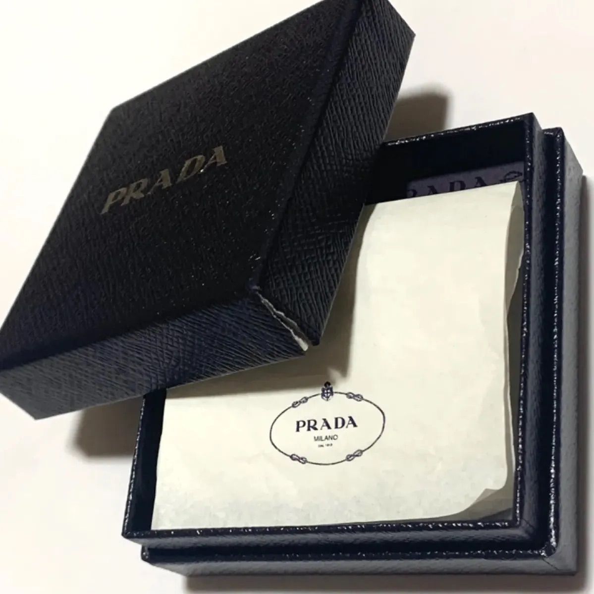PRADA - 【未使用品】PRADA　プラダ　AirPods　キャリーストラップ　ネックレス　2ZD007　ナイロン　ラバー　ブラック　ファション小物　ブランド小物　アクセサリー　黒　ワイヤレスイヤホン　エアポッズ【中古】【64396】 楽天市場】【中古】【未使用品】PRADA プラダ AirPods キャリー