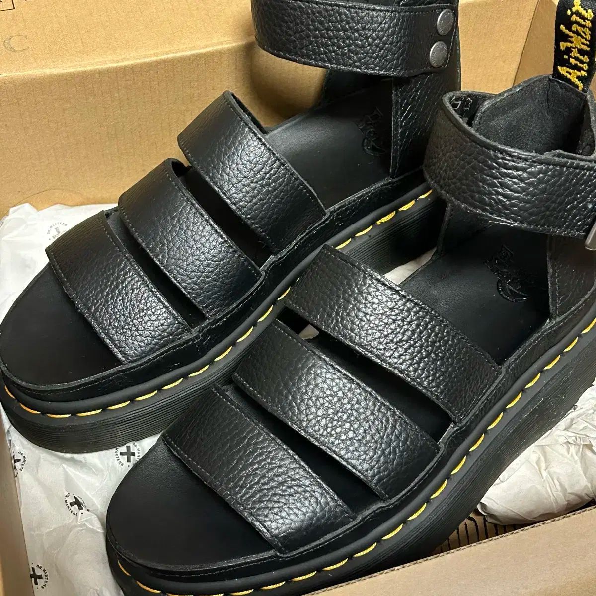 DR. MARTENS ドクターマーチン グラシア マット 250
