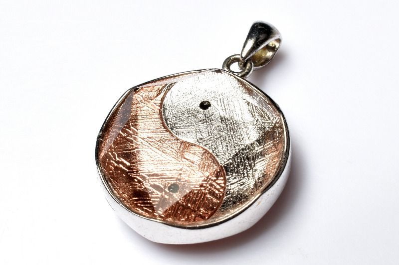 スウェーデン産シルバー925 ギベオン メテオライト隕石 18mm シルバー ピンクゴールドコーティング 陰陽太 図 ペンダントトップ 1個売り パワーストーン 天然石 _PRG2358-2 WWW_OLIVIERBERNSTEIN_COM