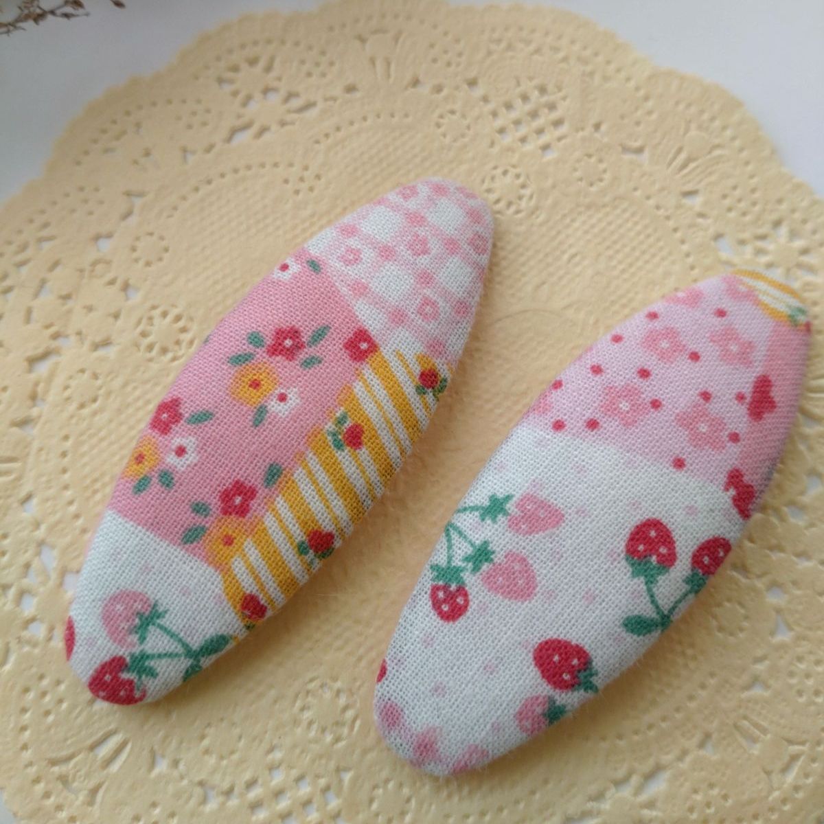 168 いちご&お花刺繍のパッチンピン 2本セット ハンドメイド