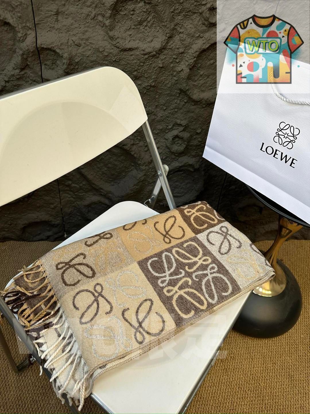 0415 ロエベ　スカーフ　ヴィンテージ　約87㎝×87㎝　※値下げ不可. 0415 セリーヌ スカーフ ヴィンテージ 汚れ,糸ツレあり.※値下げ