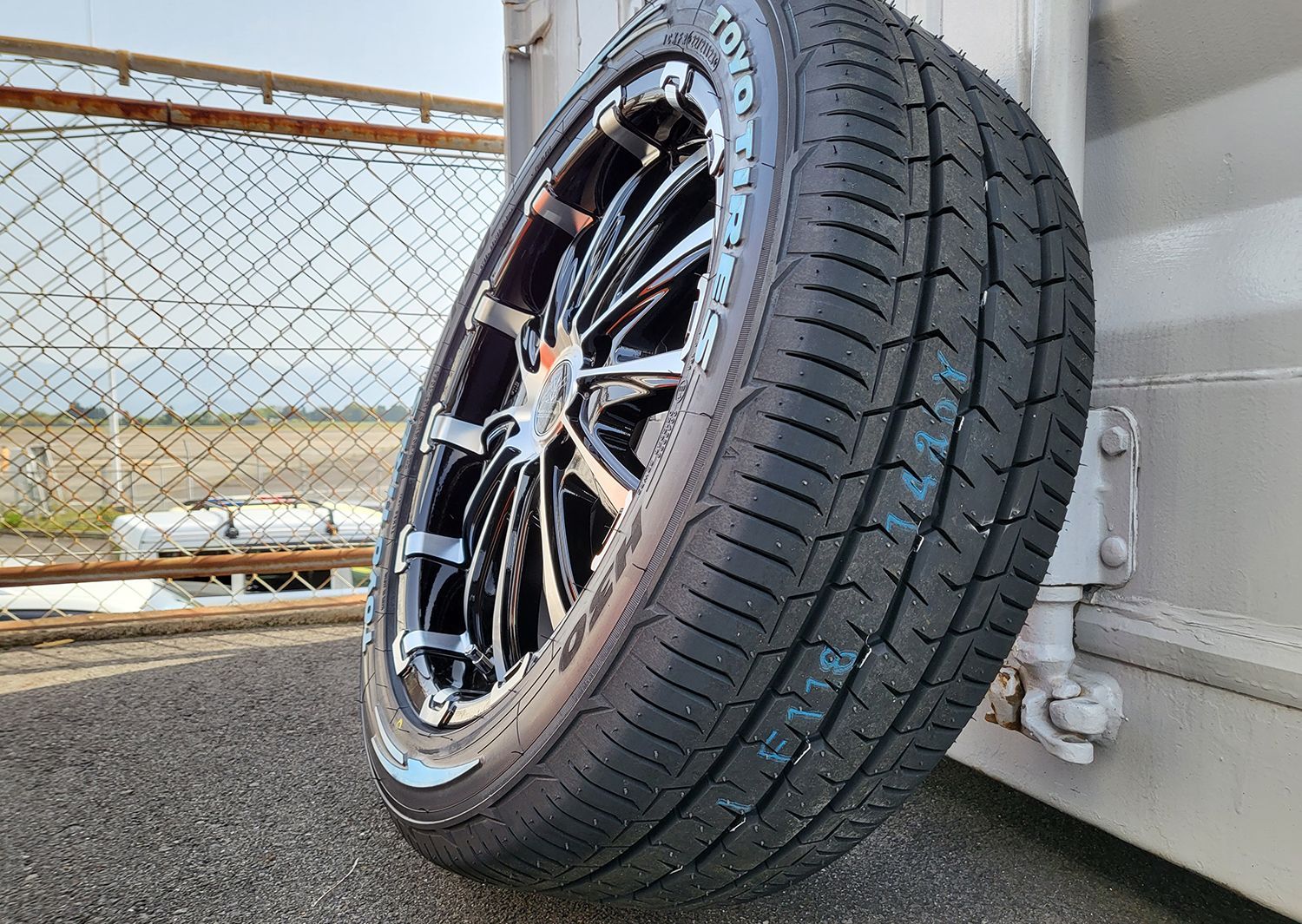 200系ハイエース タイヤホイールセット New TOYO H30 225/50R18 ホワイトレター 18インチ BD12 新品 4本セット -  メルカリ