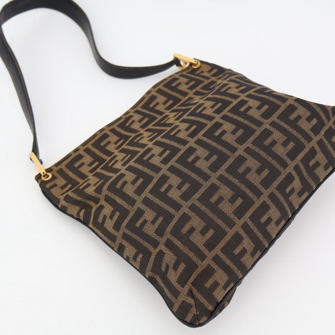 フェンディ FENDI トートバッグ ワンショルダー 肩掛け 手提げ ズッカ 