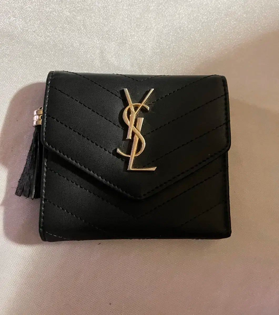 YVES SAINT LAURENT(イヴ・サンローラン) 二つ折り財布 イヴサン